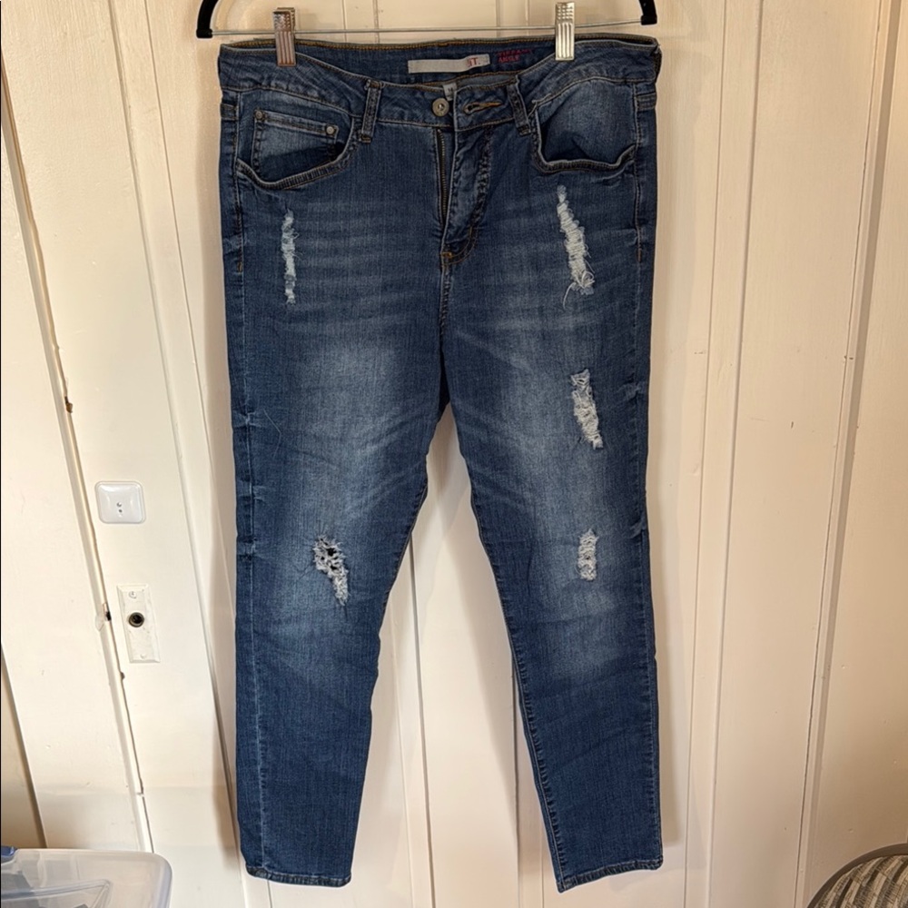 !it Distressed Blue Jeans size 14 x 26” inseam Tiffany Ankle
